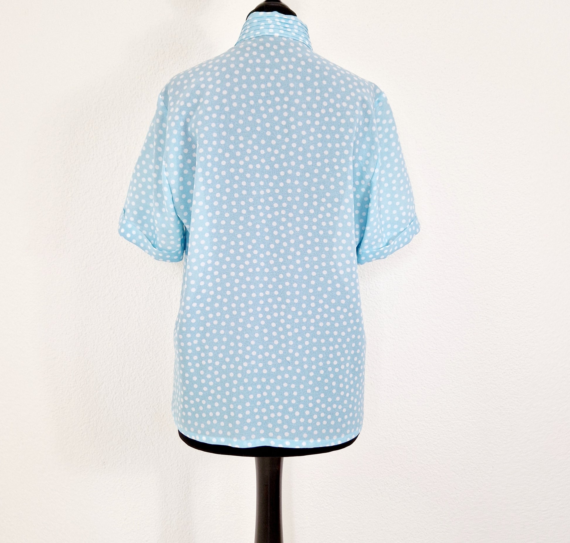 Einzigartige und nachhaltige Vintage Bluse in hellblau mit Punkten. Unique and sustainable vintage blouse in light blue with polka dots. Back.