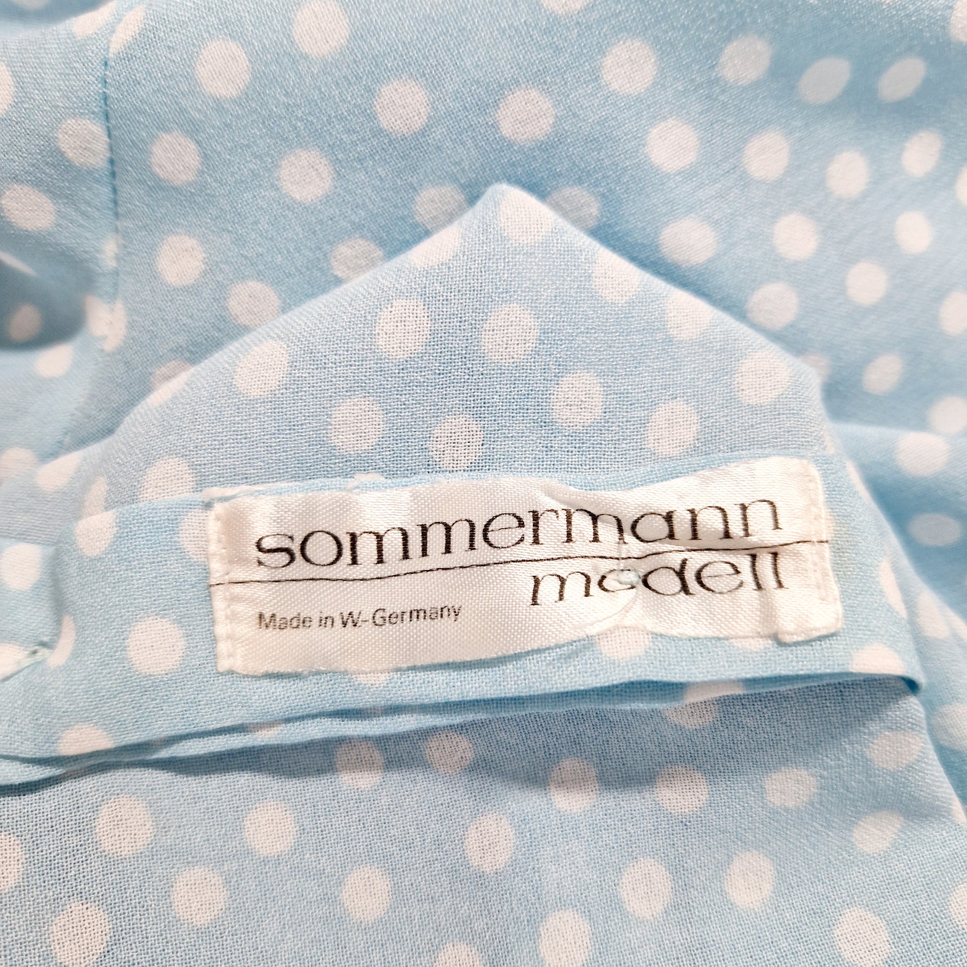 Einzigartige und nachhaltige Vintage Bluse in hellblau mit Punkten. Unique and sustainable vintage blouse in light blue with polka dots. Tag.