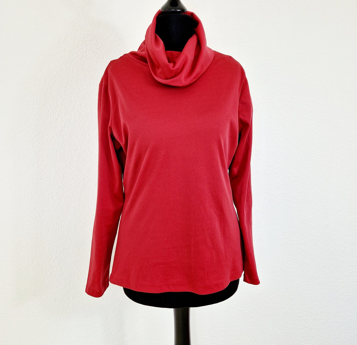 Einzigartiges und nachhaltiges Vintage Shirt in rot mit Rollkragen. Unique and sustainable vintage shirt in red with a turtleneck. Front.