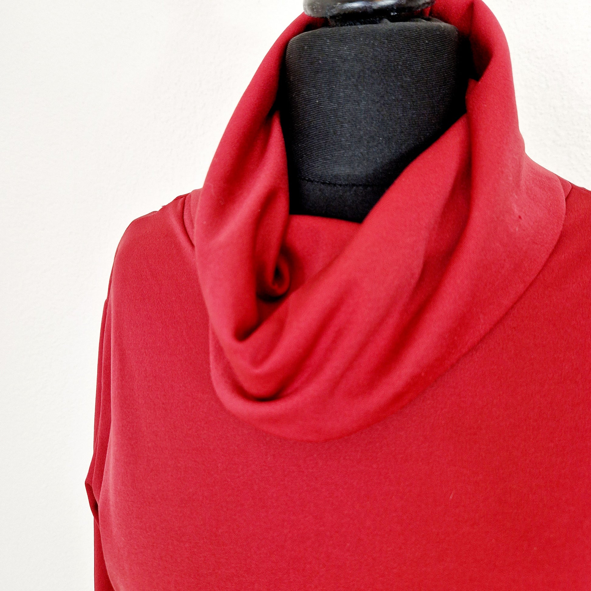 Einzigartiges und nachhaltiges Vintage Shirt in rot mit Rollkragen. Unique and sustainable vintage shirt in red with a turtleneck. Close-up.