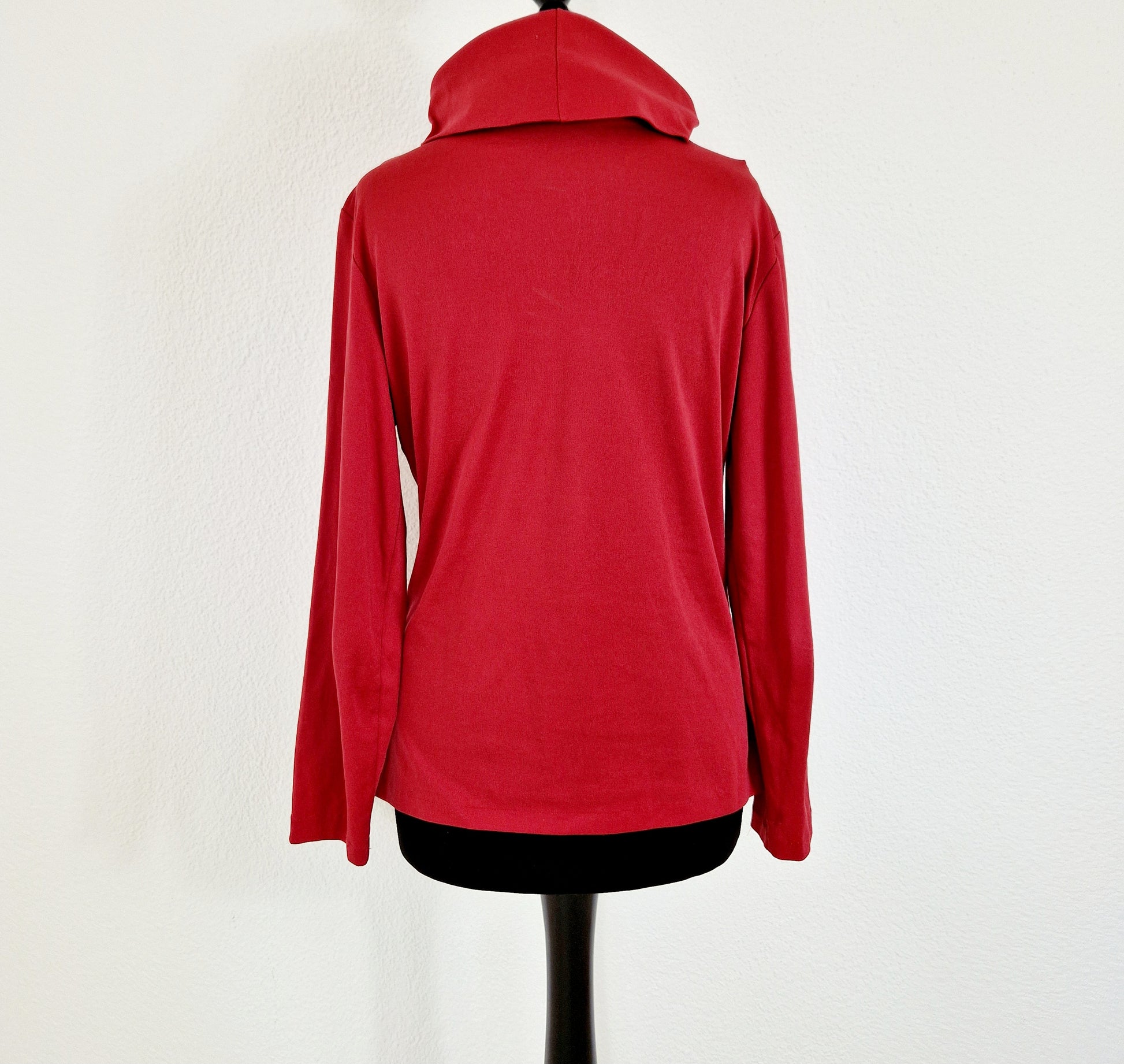 Einzigartiges und nachhaltiges Vintage Shirt in rot mit Rollkragen. Unique and sustainable vintage shirt in red with a turtleneck. Back.