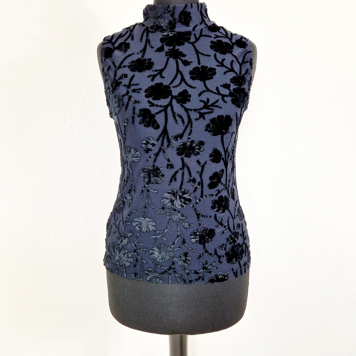 Einzigartiges und nachhaltiges Vintage Top in schwarz und Samt. Unique and sustainable vintage top in black and velvet. Front.