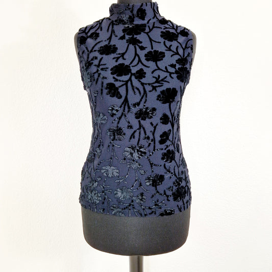 Einzigartiges und nachhaltiges Vintage Top in schwarz und Samt. Unique and sustainable vintage top in black and velvet. Front.