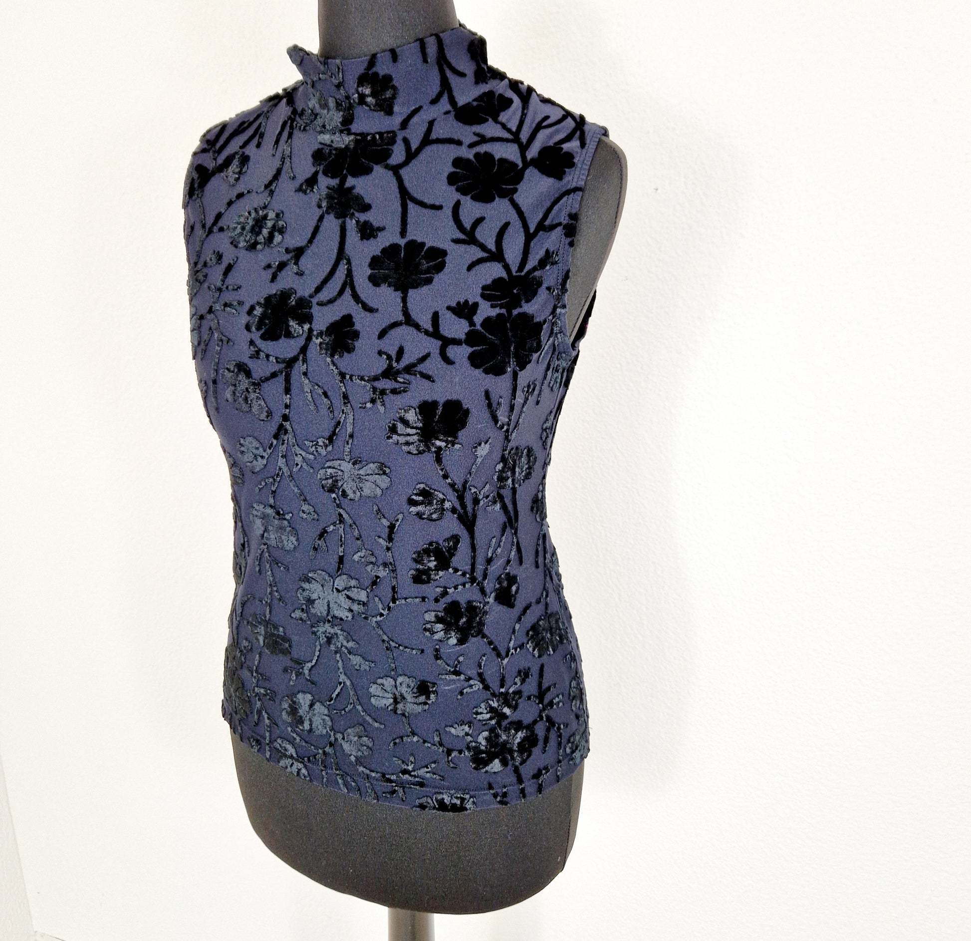 Einzigartiges und nachhaltiges Vintage Top in schwarz und Samt. Unique and sustainable vintage top in black and velvet. Side.