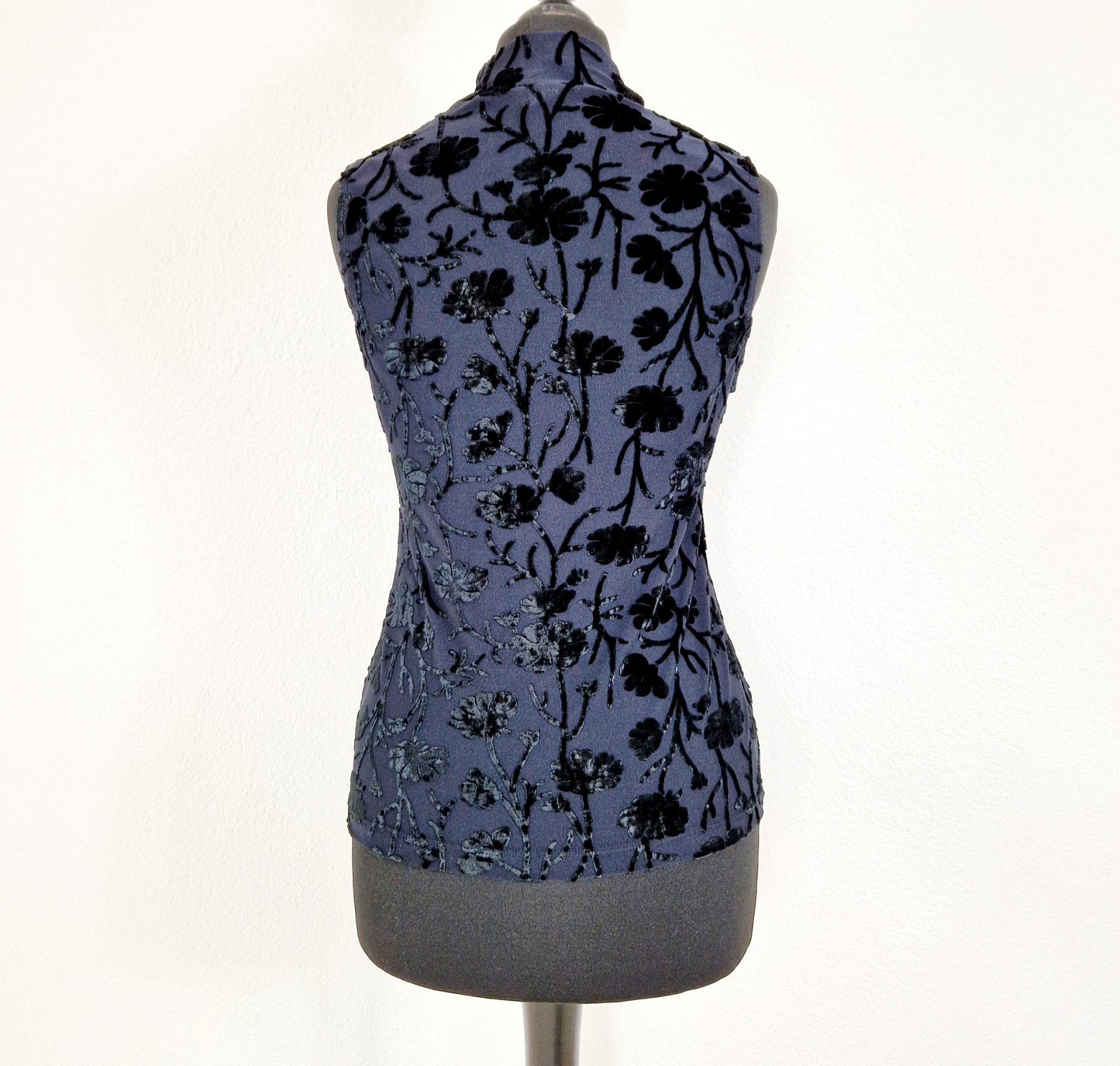 Einzigartiges und nachhaltiges Vintage Top in schwarz und Samt. Unique and sustainable vintage top in black and velvet. Back.