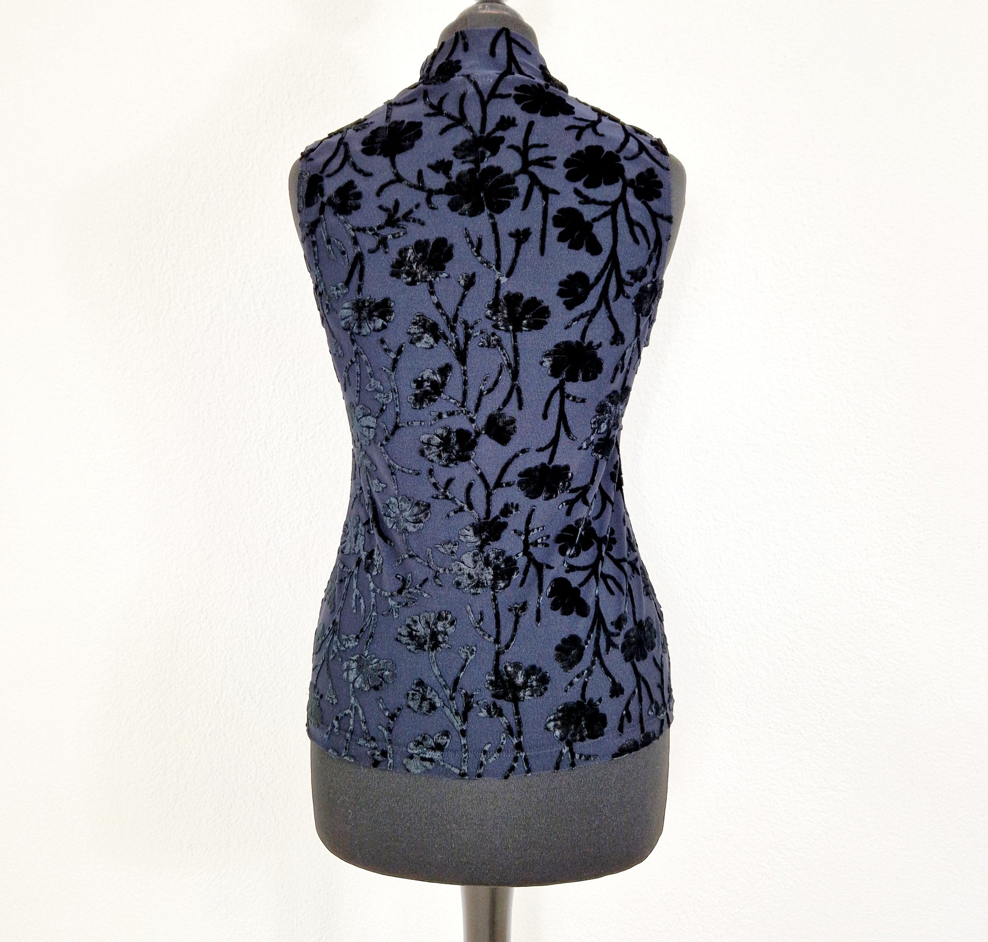 Einzigartiges und nachhaltiges Vintage Top in schwarz und Samt. Unique and sustainable vintage top in black and velvet. Back.