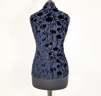 Einzigartiges und nachhaltiges Vintage Top in schwarz und Samt. Unique and sustainable vintage top in black and velvet. Back.