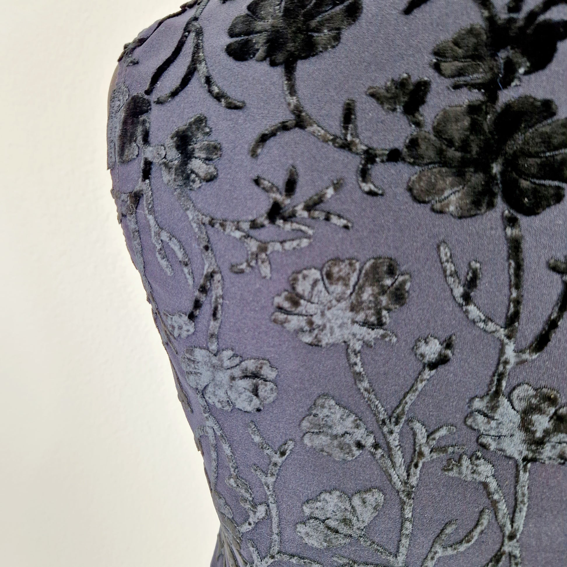 Einzigartiges und nachhaltiges Vintage Top in schwarz und Samt. Unique and sustainable vintage top in black and velvet. Close-up.