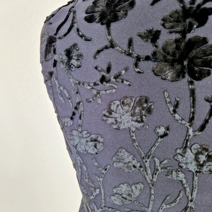 Einzigartiges und nachhaltiges Vintage Top in schwarz und Samt. Unique and sustainable vintage top in black and velvet. Close-up.