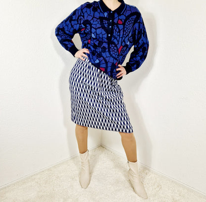 Einzigartiger und nachhaltiger Vintage Rock in blau-weiss mit Rauten. Unique and sustainable vintage skirt in blue-white with rhombs. Model.