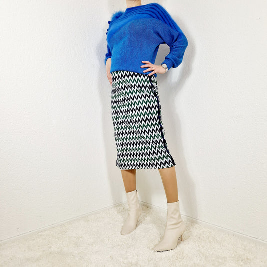 Einzigartiger und nachhaltiger Vintage Rock in weiss-blau-grün mit Zickzack. Unique and sustainable vintage skirt in white-blue-green with zigzag. Model.