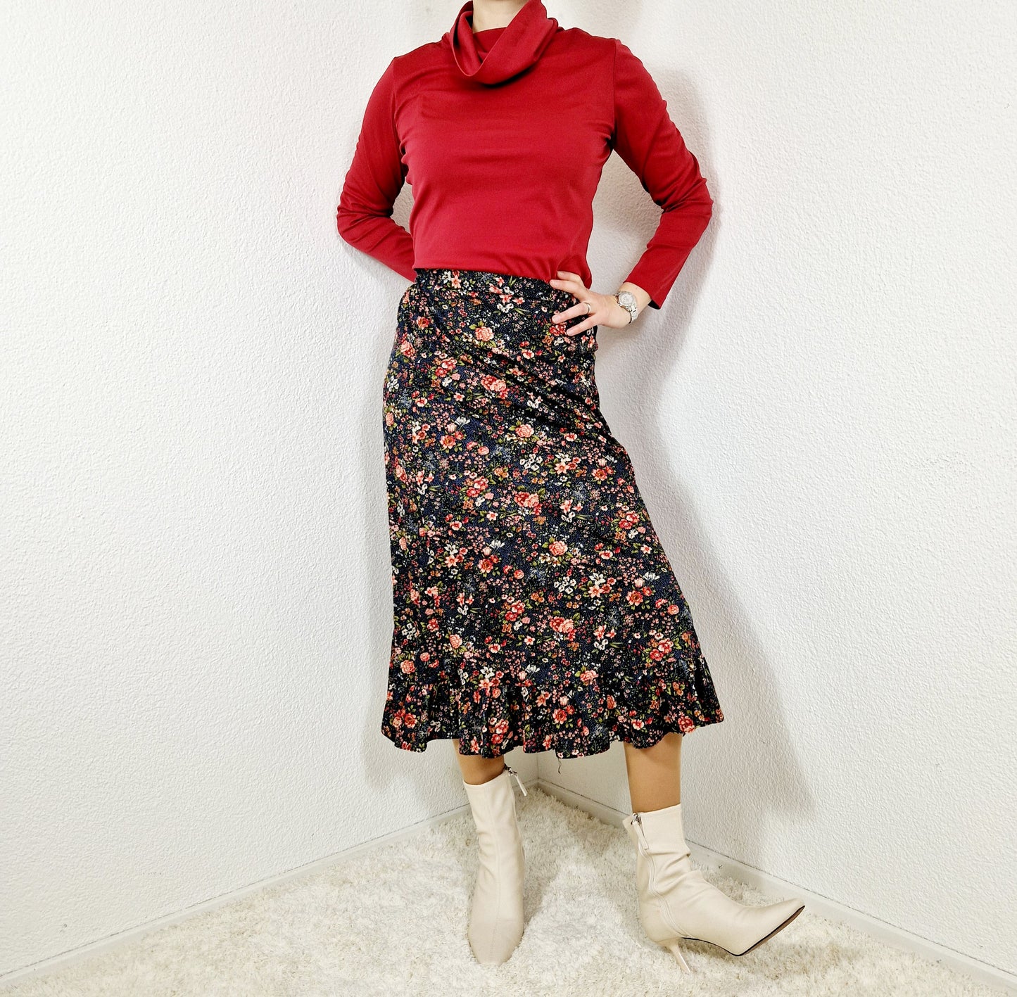 Einzigartiger und nachhaltiger Vintage Rock in blau mit Blumen. Unique and sustainable vintage skirt in blue with flowers. Model.