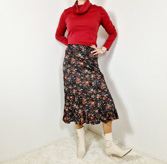 Einzigartiges und nachhaltiges Vintage Shirt in rot mit Rollkragen. Unique and sustainable vintage shirt in red with a turtleneck. Model.