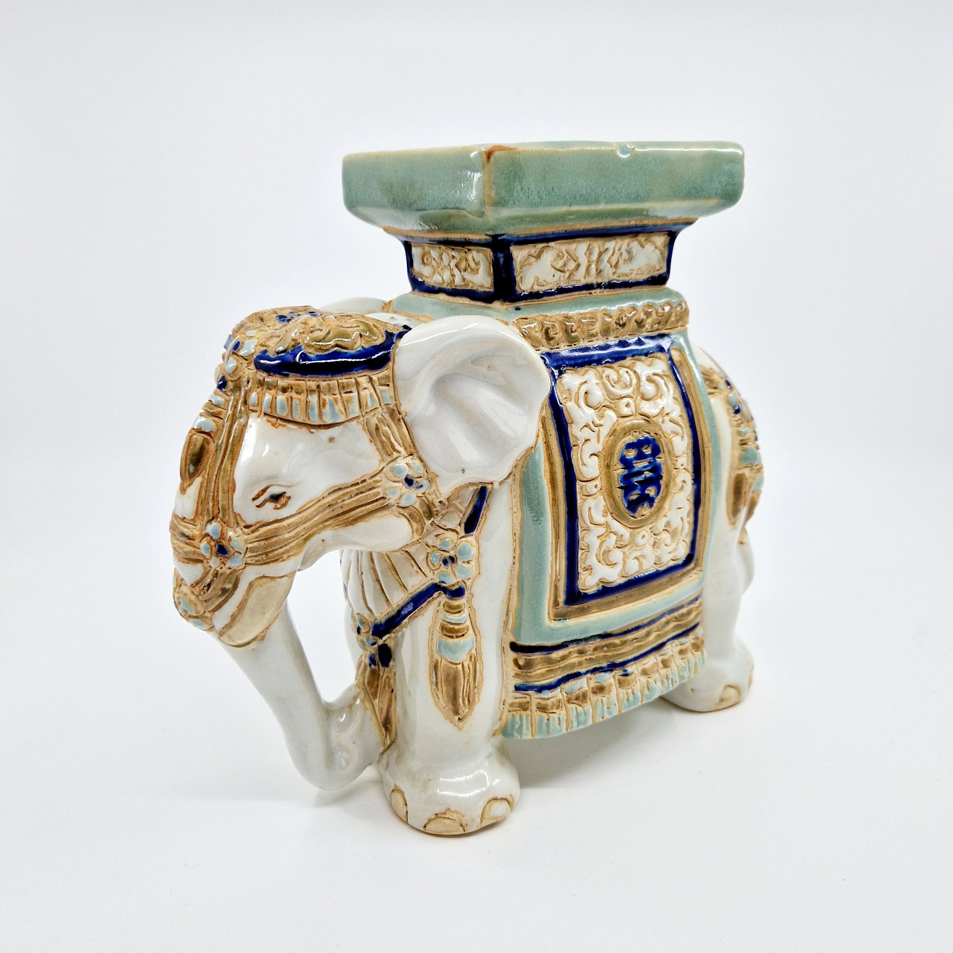 Einzigartiger und nachhaltiger Vintage Pflanzenständer Elefant. Unique and sustainable vintage plant stand elephant. Front.