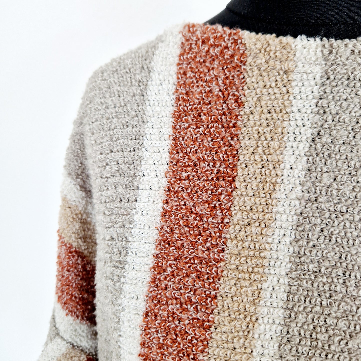 Einzigartiger und nachhaltiger Vintage Pullover in beige mit Streifen. Unique and sustainable vintage pullover in beige with stripes. Close-up.