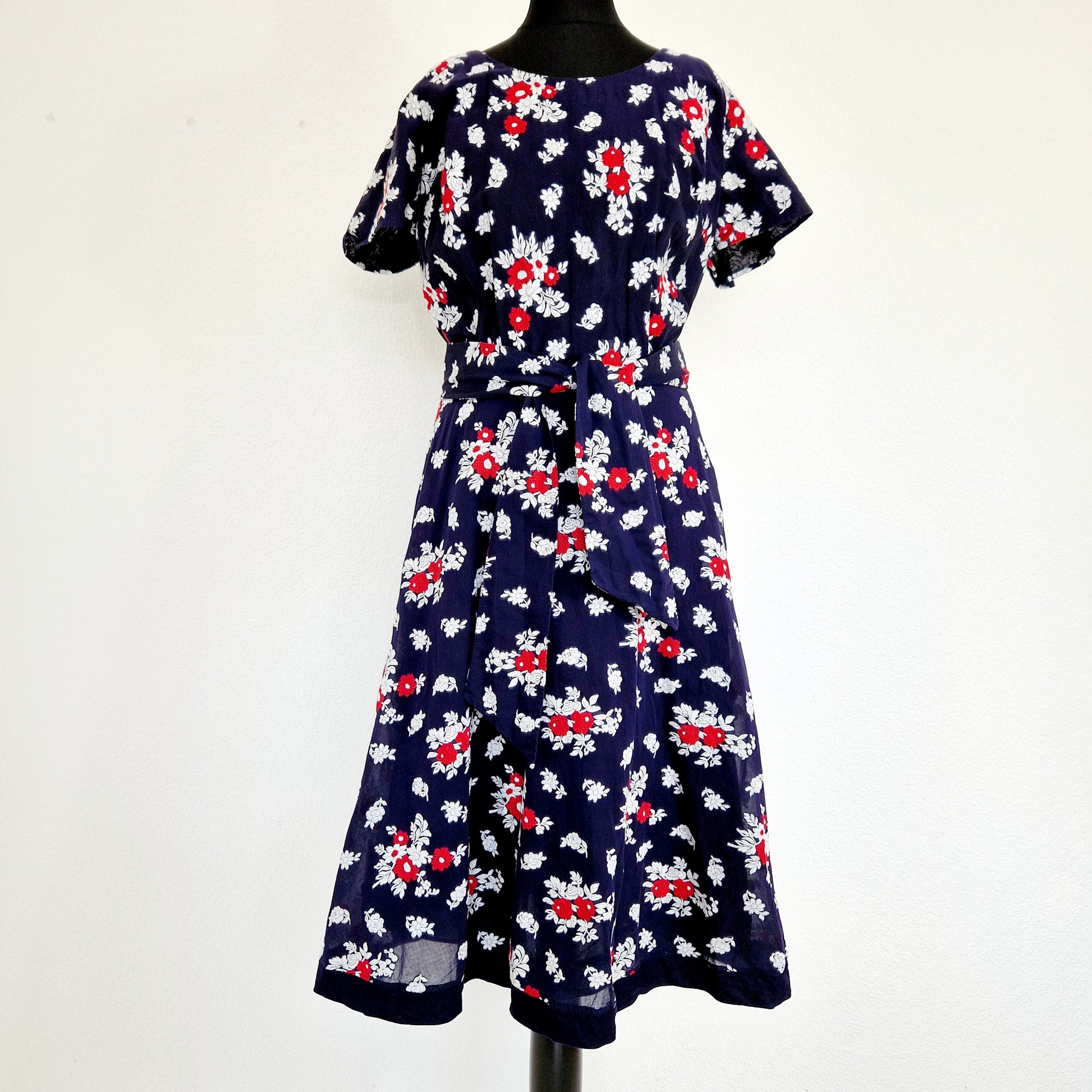 Einzigartiges und nachhaltiges Vintage Kleid in blau mit Rosen. Unique and sustainable vintage dress in blue with roses. Front.