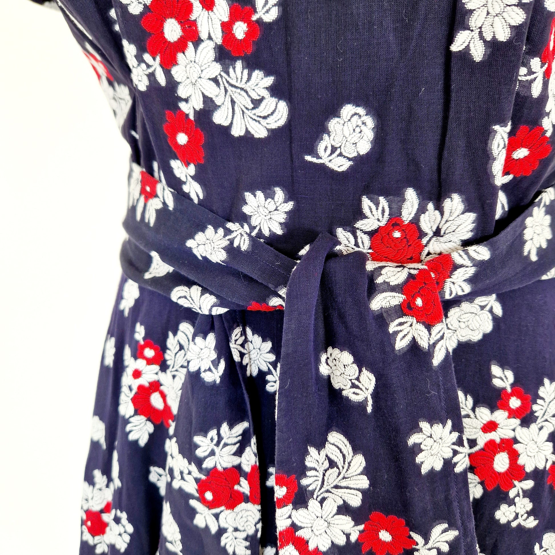 Einzigartiges und nachhaltiges Vintage Kleid in blau mit Rosen. Unique and sustainable vintage dress in blue with roses. Close-up.