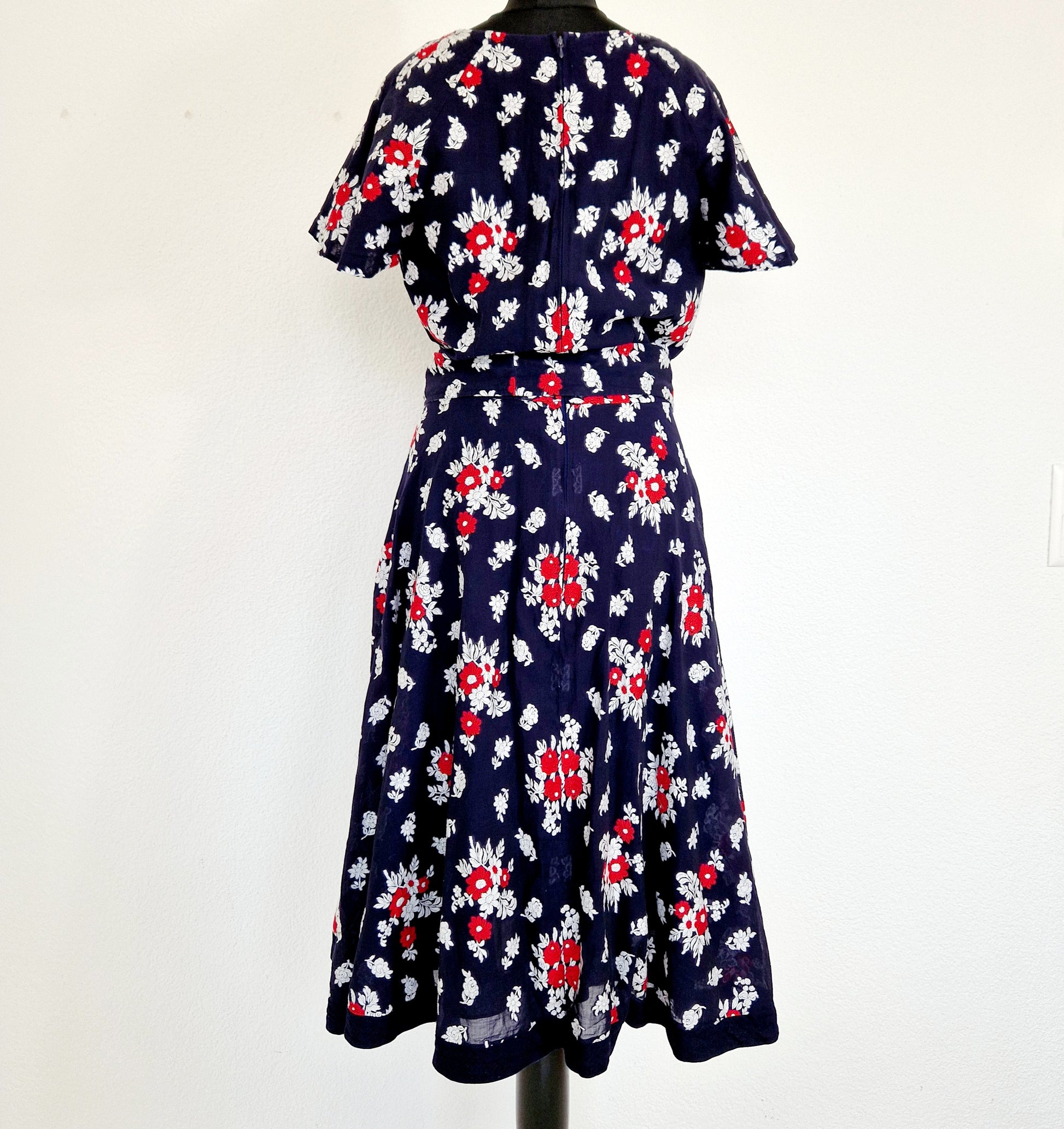 Einzigartiges und nachhaltiges Vintage Kleid in blau mit Rosen. Unique and sustainable vintage dress in blue with roses. Back.