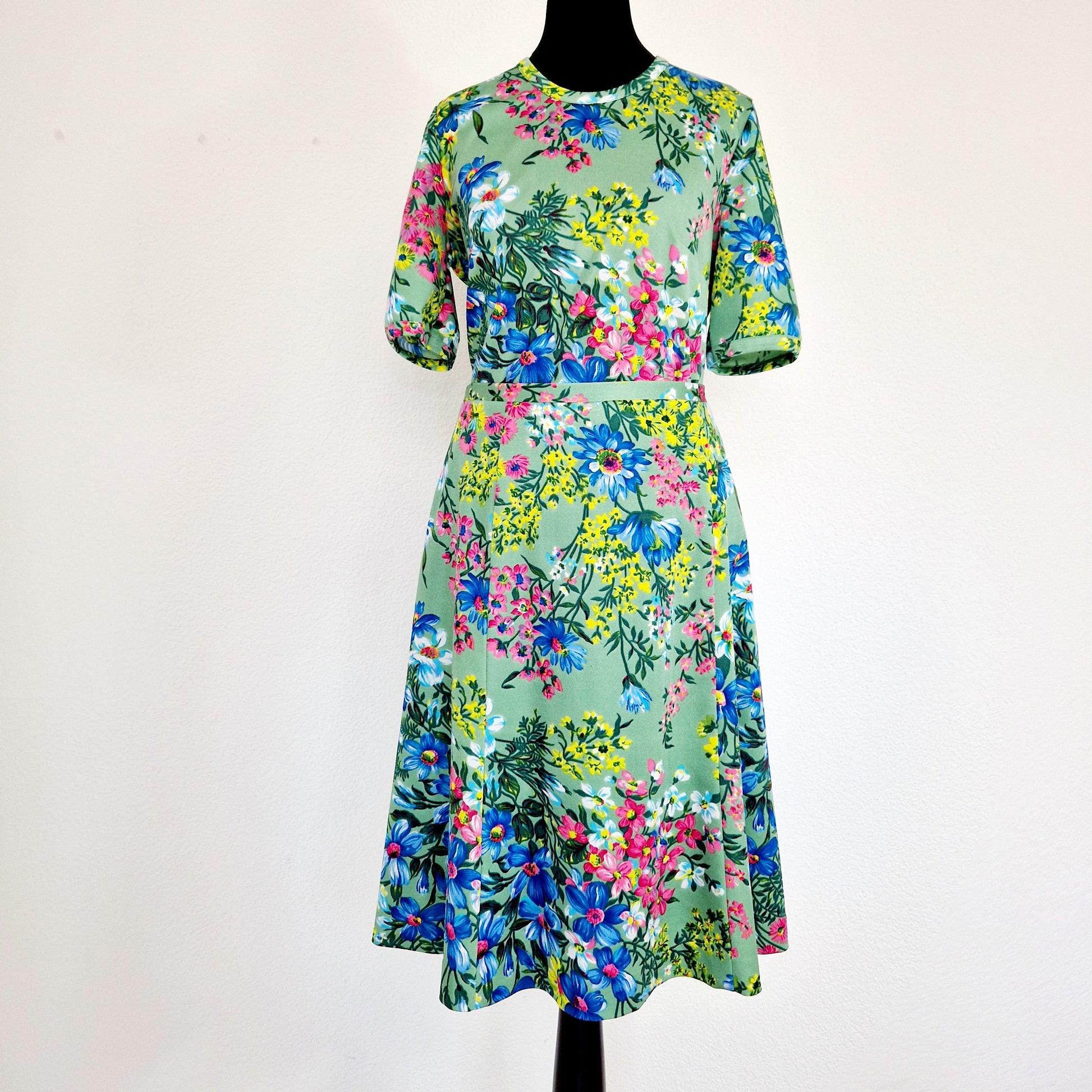Einzigartiges und nachhaltiges Vintage Set, Rock und T-Shirt, in grün-pink-gelb mit Blumen. Unique and sustainable vintage set, skirt and t-shirt, in green-pink-yellow with flowers. Front.