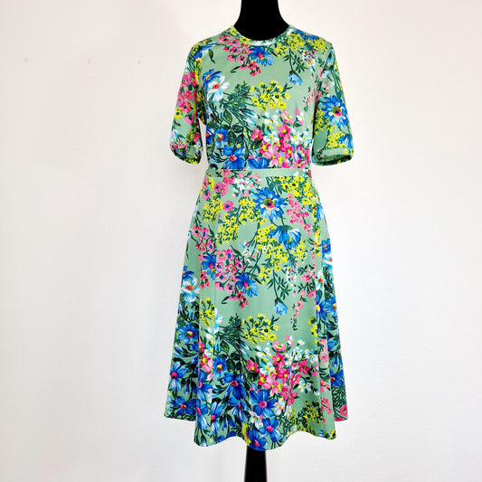 Einzigartiges und nachhaltiges Vintage Set, Rock und T-Shirt, in grün-pink-gelb mit Blumen. Unique and sustainable vintage set, skirt and t-shirt, in green-pink-yellow with flowers. Front.