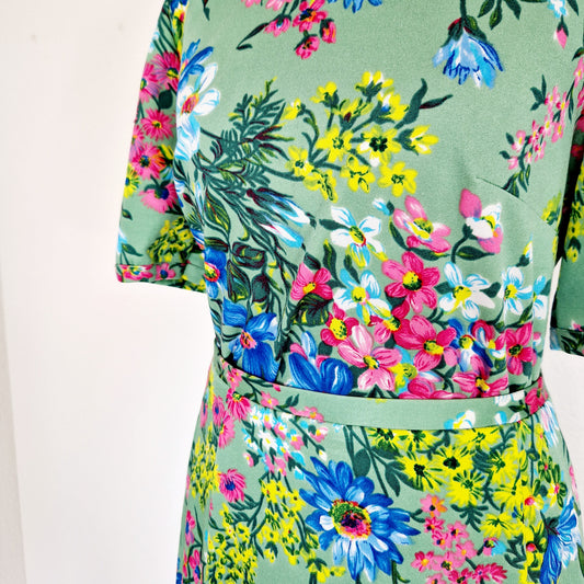 Einzigartiges und nachhaltiges Vintage Set, Rock und T-Shirt, in grün-pink-gelb mit Blumen. Unique and sustainable vintage set, skirt and t-shirt, in green-pink-yellow with flowers. Close-up.