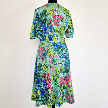 Einzigartiges und nachhaltiges Vintage Set, Rock und T-Shirt, in grün-pink-gelb mit Blumen. Unique and sustainable vintage set, skirt and t-shirt, in green-pink-yellow with flowers. Back.