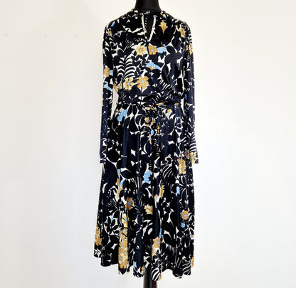 Einzigartiges und nachhaltiges Vintage Kleid in schwarz-beige-blau mit Blumen. Unique and sustainable vintage dress in black-beige-blue with flowers. Front.