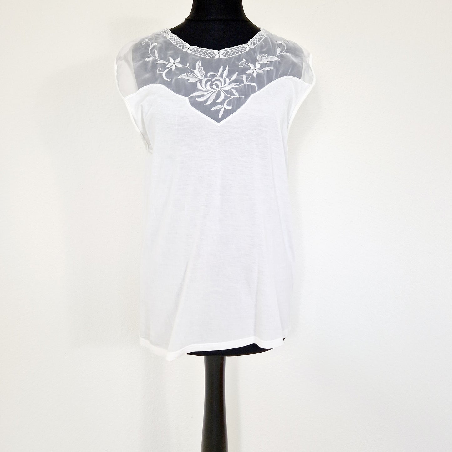 Einzigartiges und nachhaltiges Vintage Top in weiss mit Spitzen. Unique and sustainable vintage top in white with lace. Front.