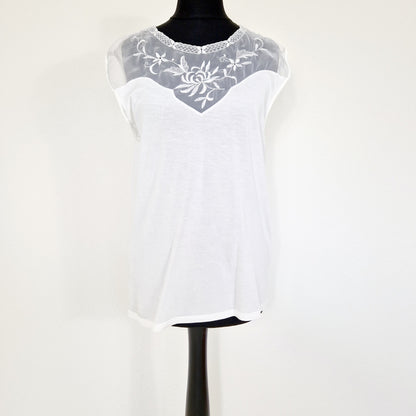 Einzigartiges und nachhaltiges Vintage Top in weiss mit Spitzen. Unique and sustainable vintage top in white with lace. Front.