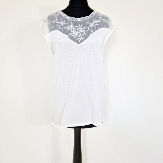 Einzigartiges und nachhaltiges Vintage Top in weiss mit Spitzen. Unique and sustainable vintage top in white with lace. Front.