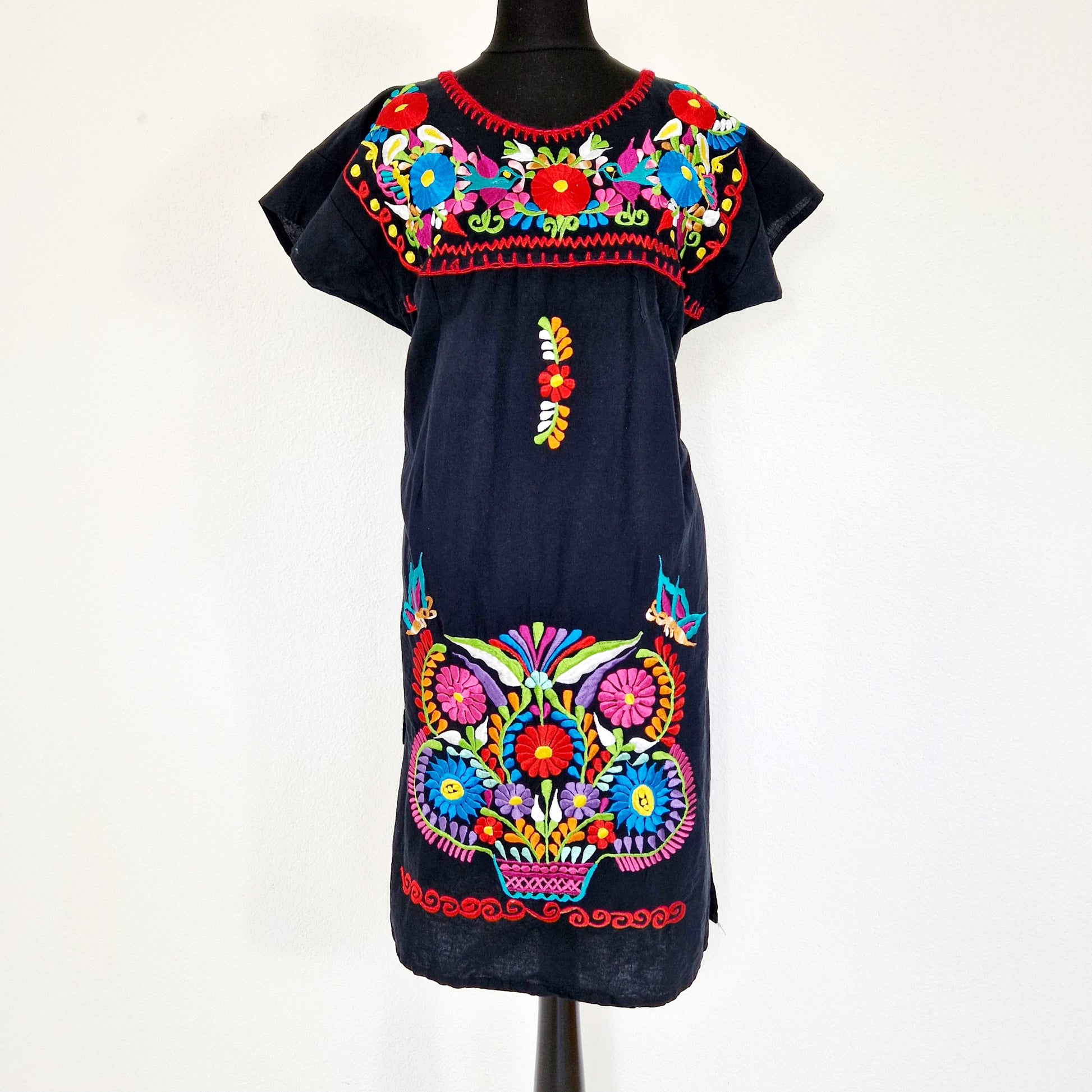 Einzigartiges und nachhaltiges Vintage Kleid in schwarz mit bunten Stickereien. Unique and sustainable vintage dress in black with colorful embroidery. Front.