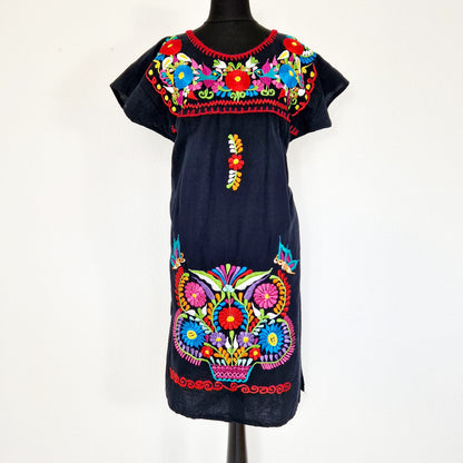 Einzigartiges und nachhaltiges Vintage Kleid in schwarz mit bunten Stickereien. Unique and sustainable vintage dress in black with colorful embroidery. Front.