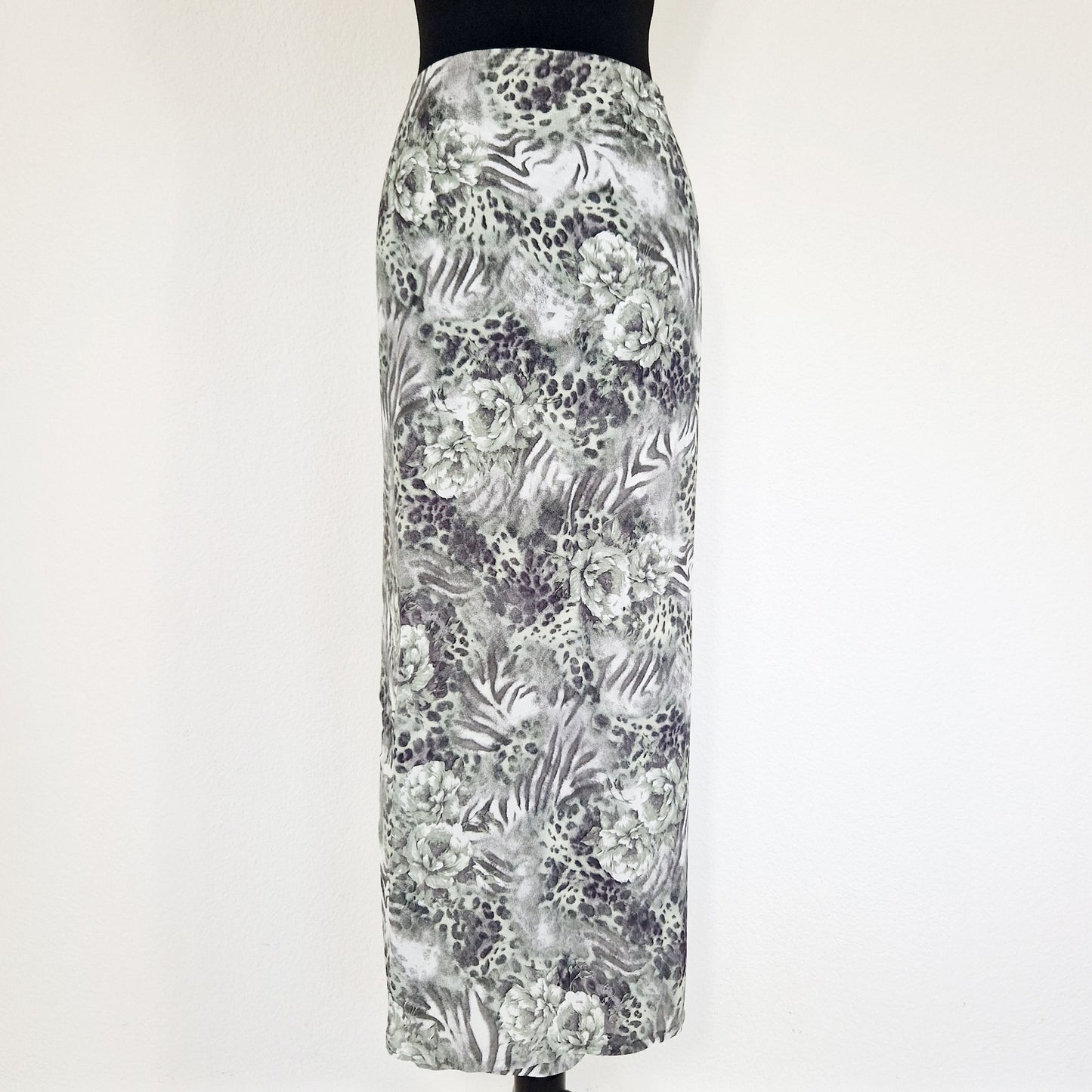 Einzigartiger und nachhaltiger Vintage Wickelrock in grün-grau mit Blumen und Leo-Print. Unique and sustainable vintage wprap skirt in green-grey with flowers and leo print. Front.