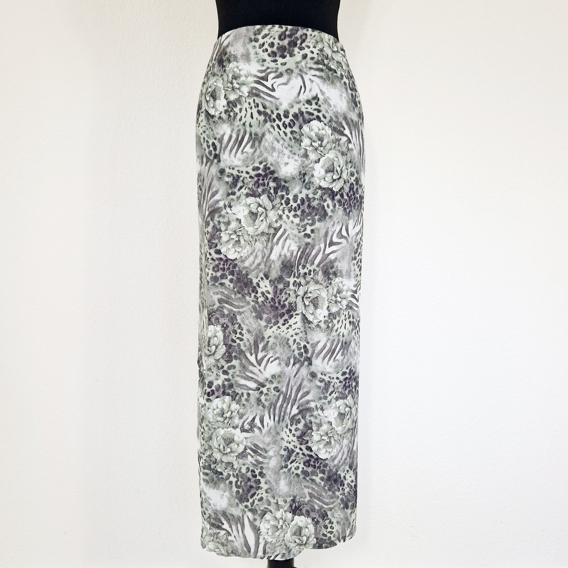 Einzigartiger und nachhaltiger Vintage Wickelrock in grün-grau mit Blumen und Leo-Print. Unique and sustainable vintage wprap skirt in green-grey with flowers and leo print. Front.