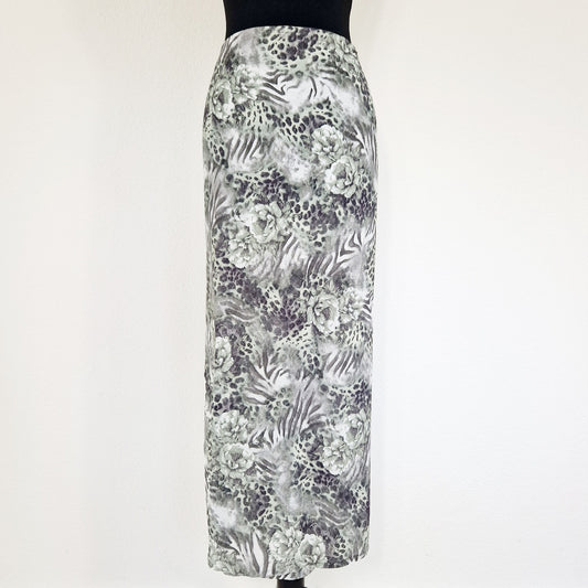 Einzigartiger und nachhaltiger Vintage Wickelrock in grün-grau mit Blumen und Leo-Print. Unique and sustainable vintage wprap skirt in green-grey with flowers and leo print. Front.