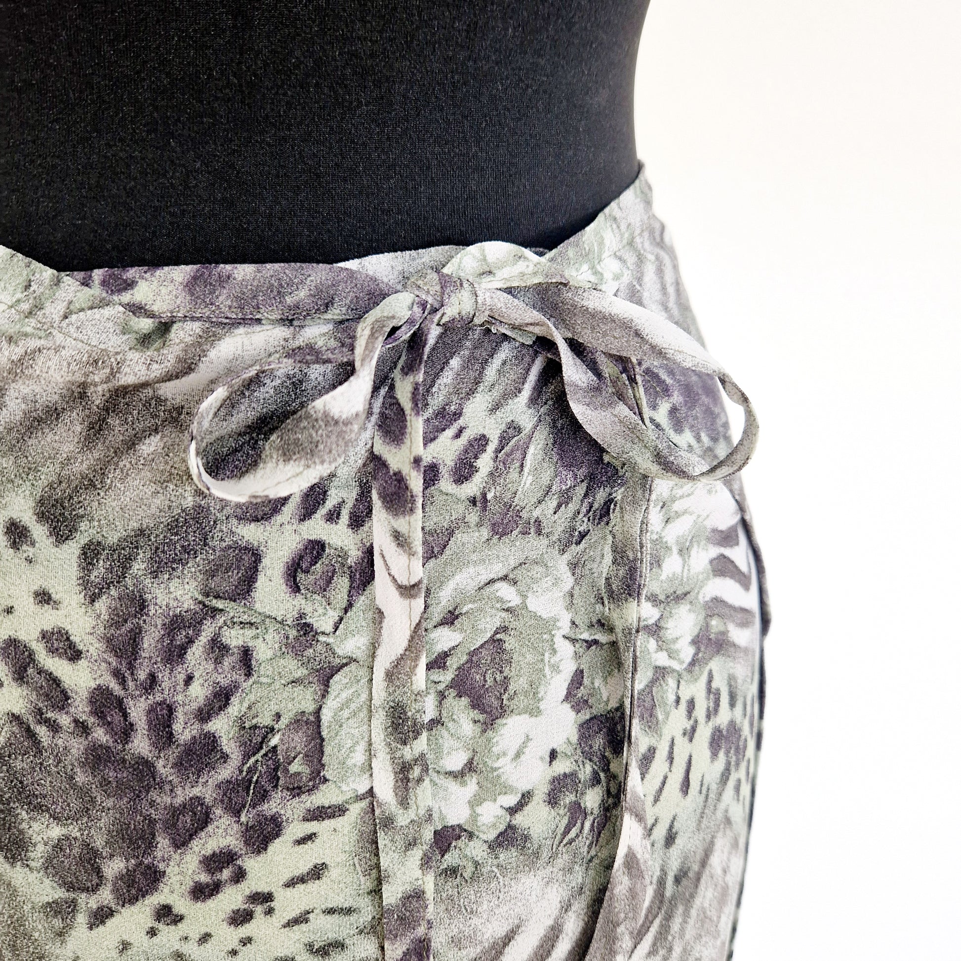 Einzigartiger und nachhaltiger Vintage Wickelrock in grün-grau mit Blumen und Leo-Print. Unique and sustainable vintage wprap skirt in green-grey with flowers and leo print. Belt.