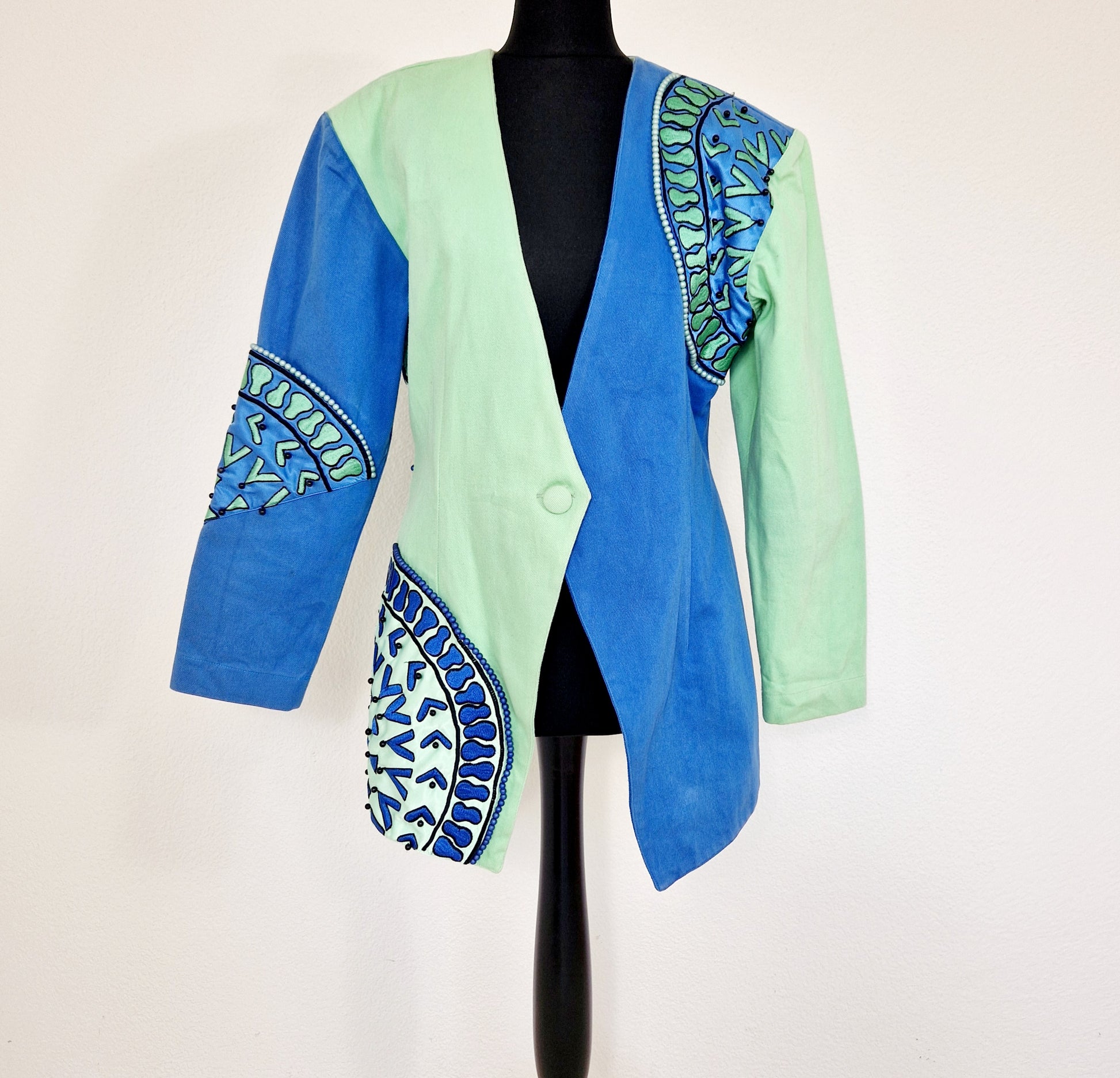 Einzigartiger und nachhaltiger Vintage Blazer von Koori Joko. Unique and sustainable vintage blazer from Koori Joko. Front.