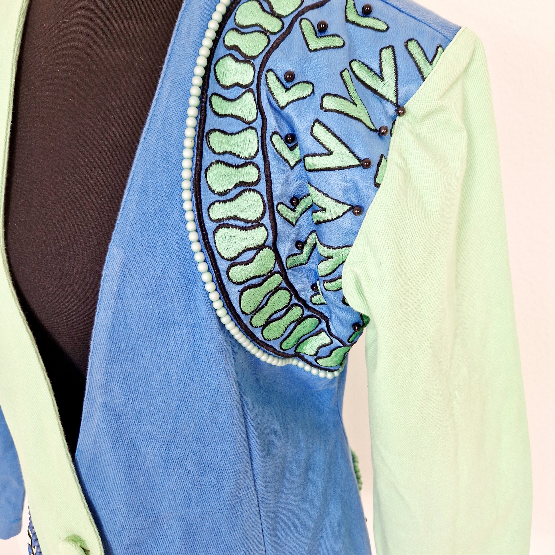 Einzigartiger und nachhaltiger Vintage Blazer von Koori Joko. Unique and sustainable vintage blazer from Koori Joko. Close-up.