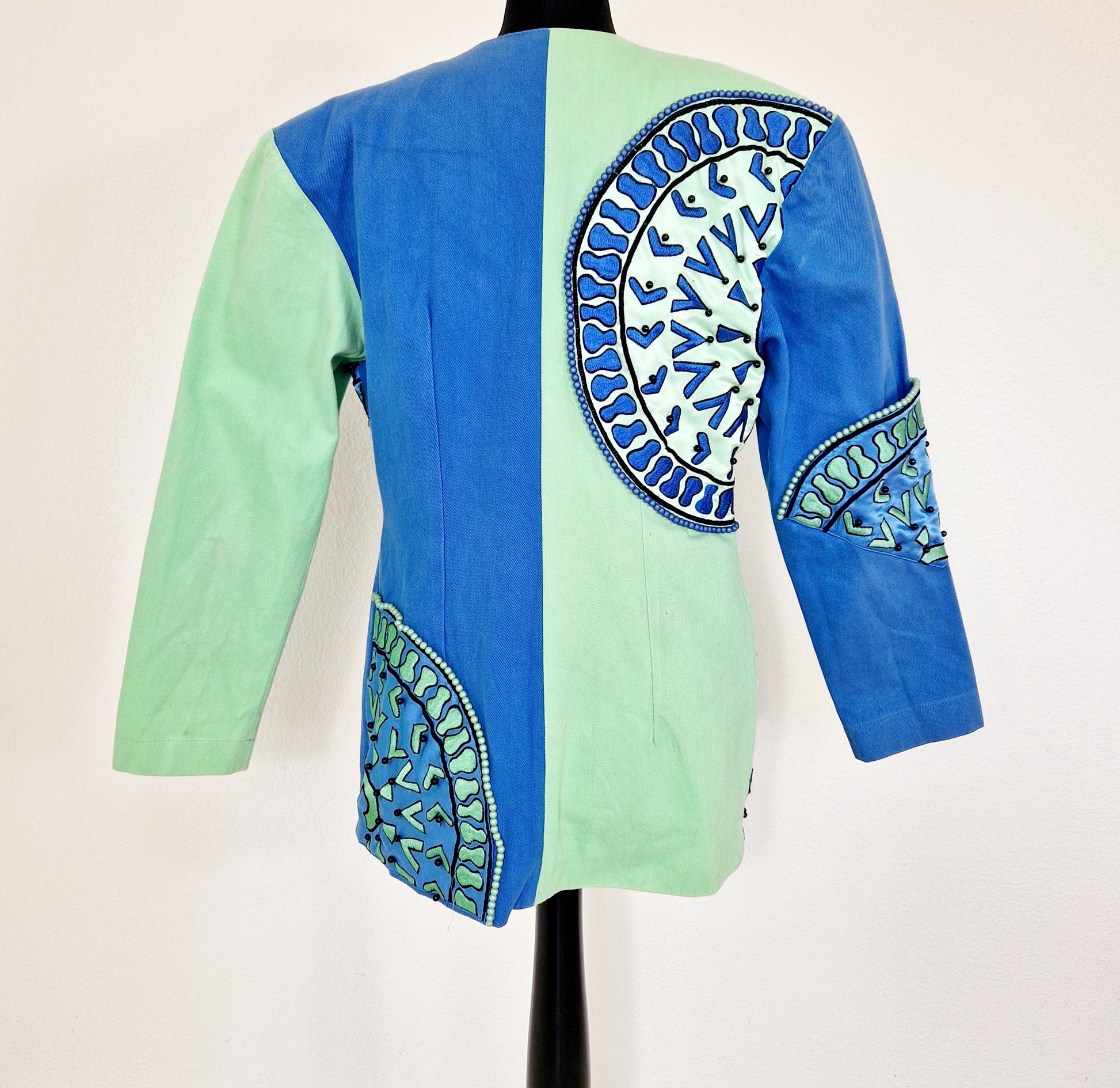 Einzigartiger und nachhaltiger Vintage Blazer von Koori Joko. Unique and sustainable vintage blazer from Koori Joko. Back.