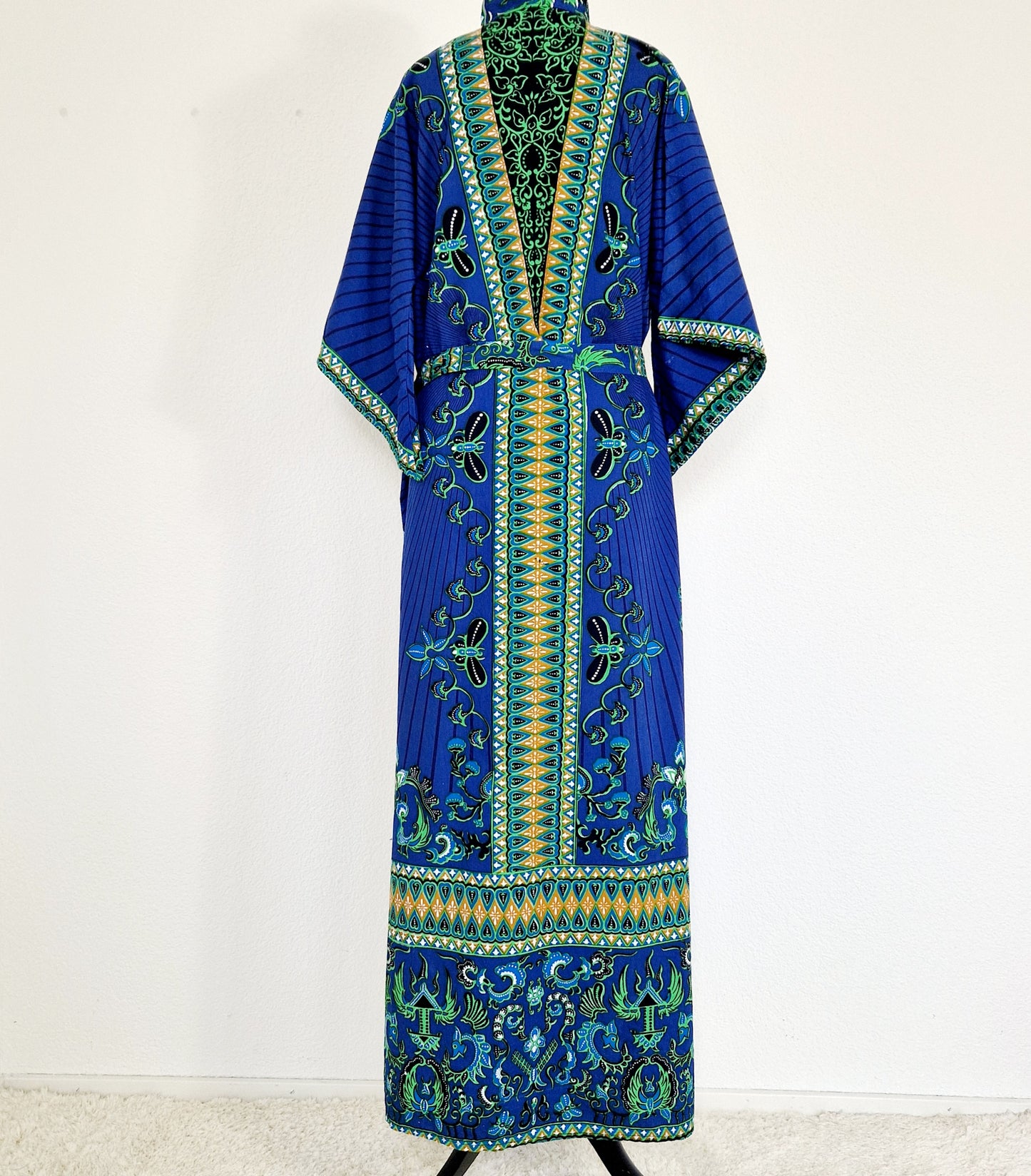 Einzigartiges und nachhaltiges Vintage Kleid in blau mit Käfern. Unique and sustainable vintage dress in blue with beetles. Back.