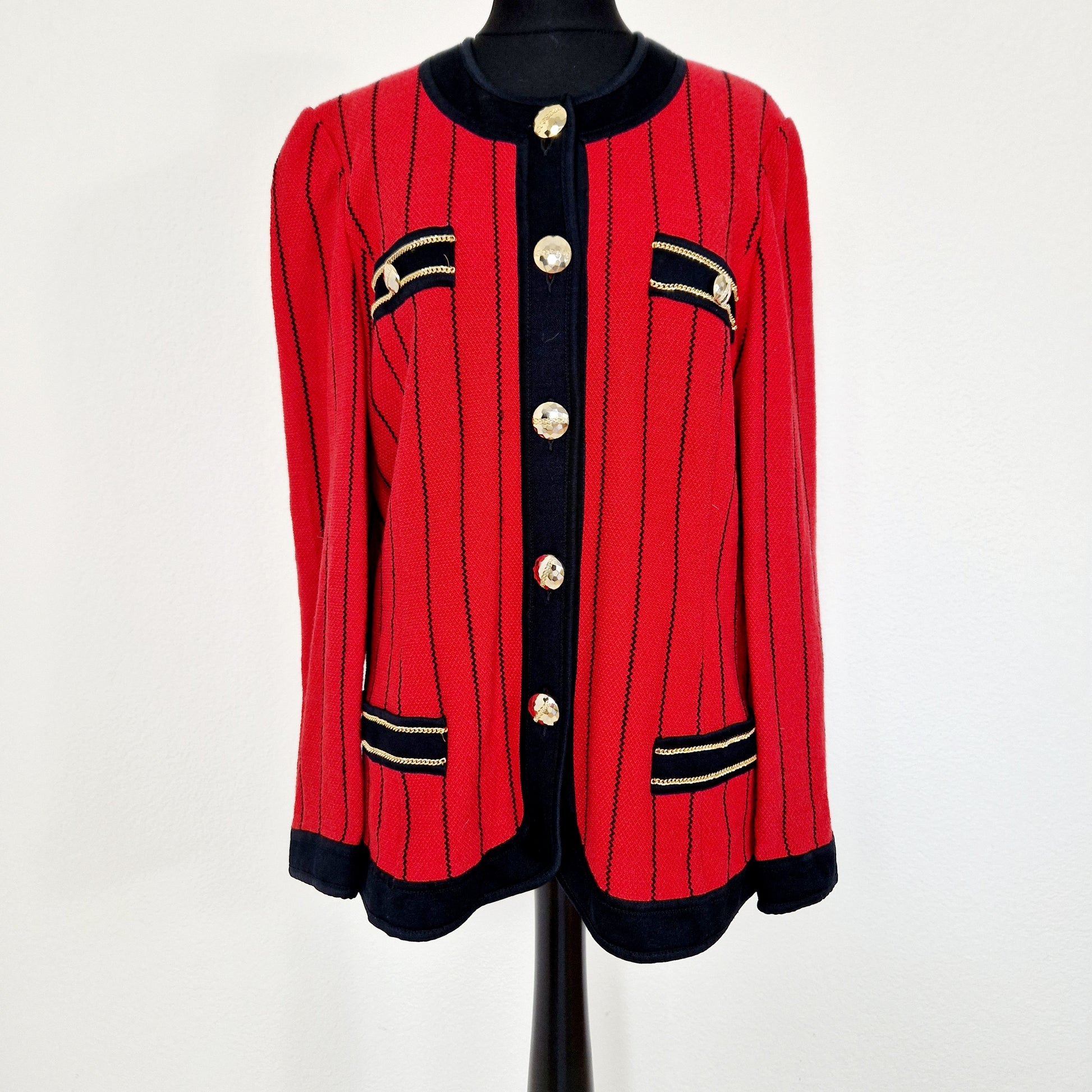 Einzigartiger und nachhaltiger Vintage Blazer in rot-schwarz-gold. Unique and sustainable vintage blazer in red-black-gold.