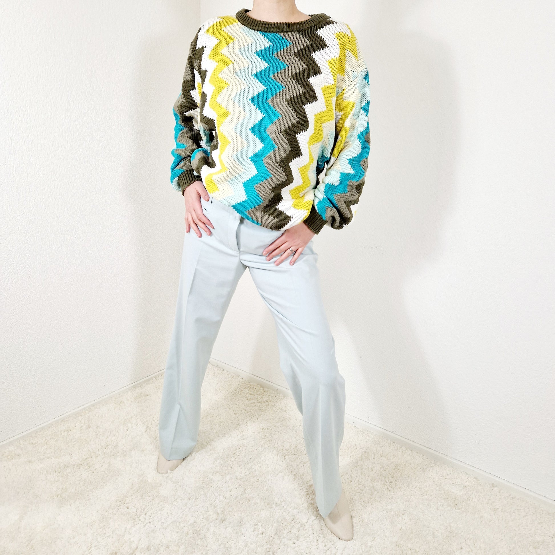 Einzigartiger und nachhaltiger Vintage Pullover mit Zickzack. Unique and sustainable vintage pullover with zigzag. Model.