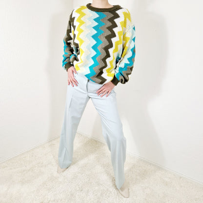 Einzigartiger und nachhaltiger Vintage Pullover mit Zickzack. Unique and sustainable vintage pullover with zigzag. Model.