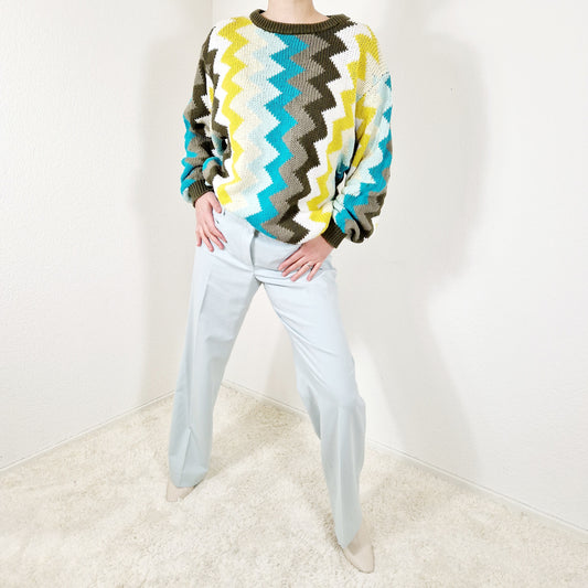 Einzigartiger und nachhaltiger Vintage Pullover mit Zickzack. Unique and sustainable vintage pullover with zigzag. Model.