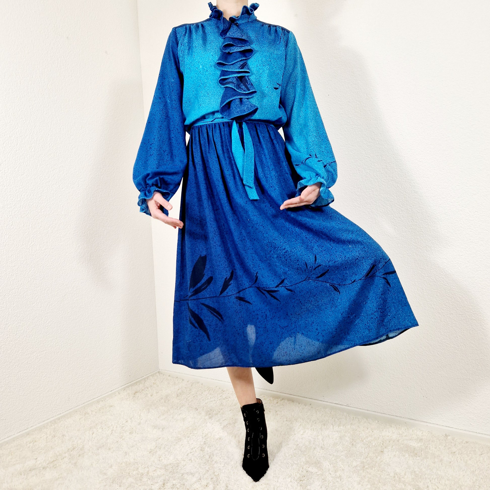 Einzigartiges und nachhaltiges Vintage Kleid in blau mit Zweigen. Unique and sustainable vintage dress in blue with branches. Model.