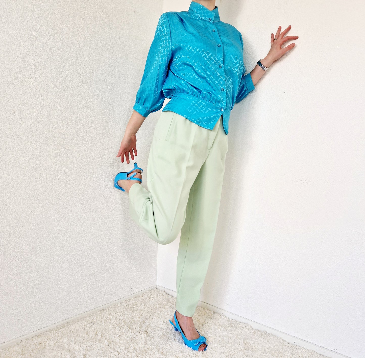 Einzigartige und nachhaltige Vintage Bluse in türkis. Unique and sustainable vintage blouse in turquoise. Model.