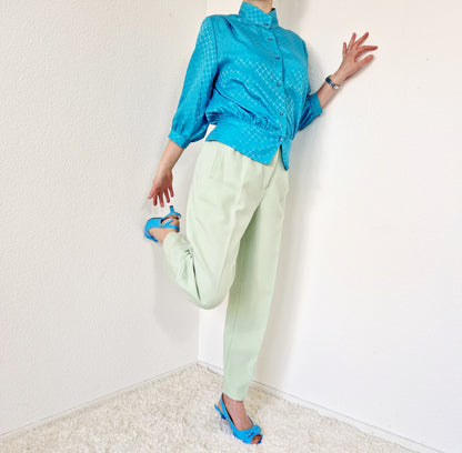 Einzigartige und nachhaltige Vintage Bluse in türkis. Unique and sustainable vintage blouse in turquoise. Model.