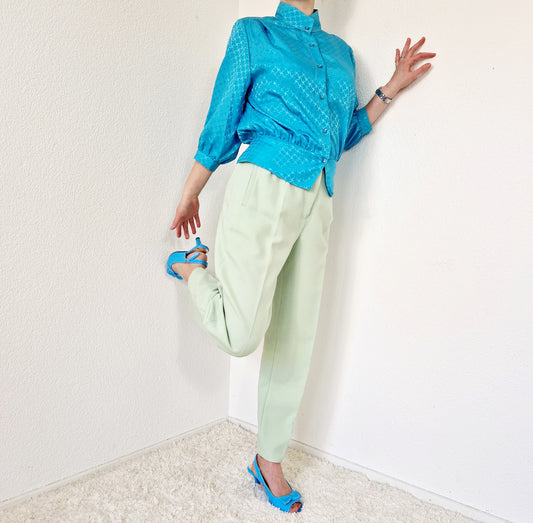 Einzigartige und nachhaltige Vintage Bluse in türkis. Unique and sustainable vintage blouse in turquoise. Model.