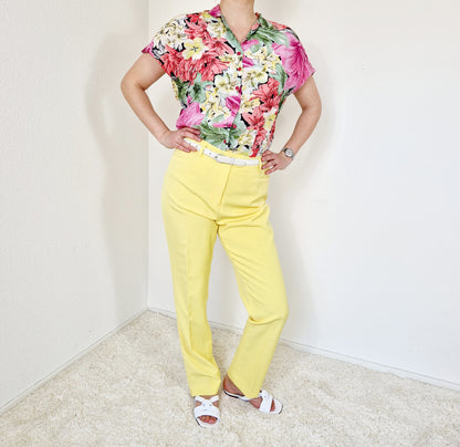 Einzigartige und nachhaltige Vintage Bluse in pink-lachs-gelb mit Blumen. Unique and sustainable vintage blouse in pink-salmon-yellow with flowers. Model.