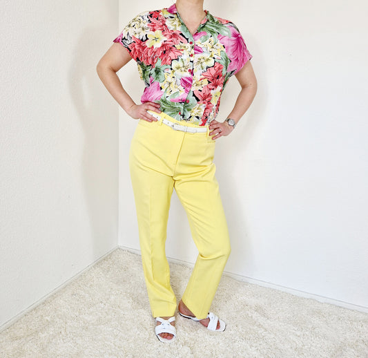 Einzigartige und nachhaltige Vintage Bluse in pink-lachs-gelb mit Blumen. Unique and sustainable vintage blouse in pink-salmon-yellow with flowers. Model.